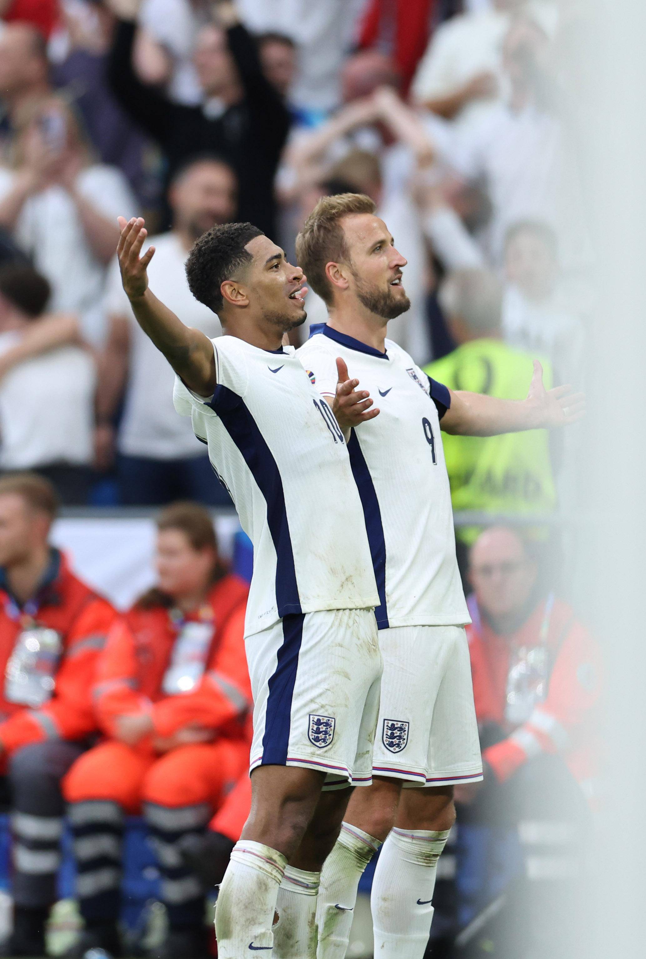 包含欧洲足球强队角逐，精彩纷呈各展神通的词条